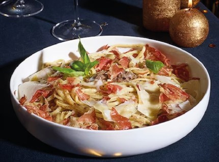 Linguine à la truffe, copeaux de parmesan et chips de coppa