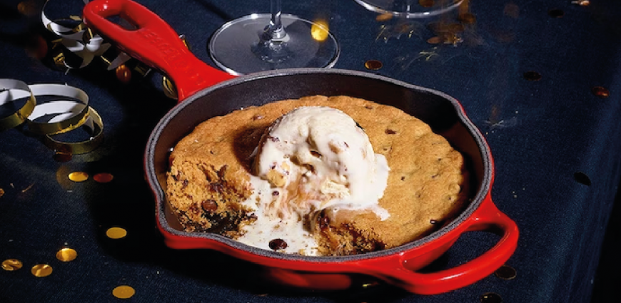 Skillet cookie au chocolat et glace au caramel beurre salé