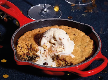 Skillet cookie au chocolat et glace au caramel beurre salé