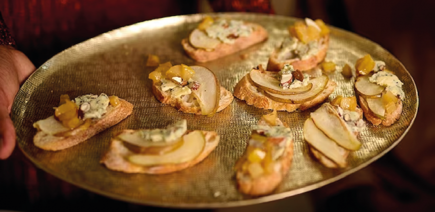 Toasts au beurre de fromage bleu, amandes et compote de poires