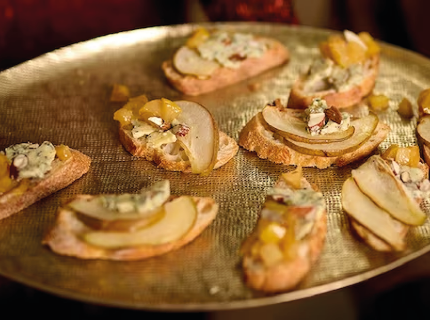 Toasts au beurre de fromage bleu, amandes et compote de poires