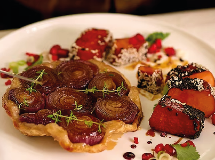 Tataki de patate douce et petites tatins d’oignons rouges