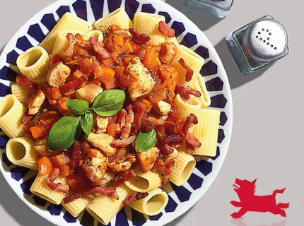 Rigatoni au poulet, lardons et sauce tomate aux légumes