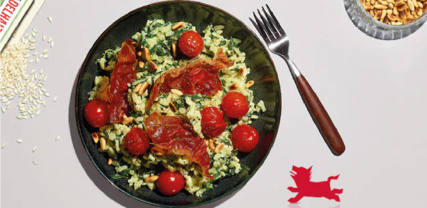 Risotto aux épinards, ricotta, tomates cerise rôties et chips de jambon