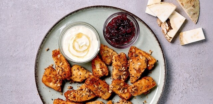 Nuggets de céleri-rave, sauce au roquefort et compote d’airelles