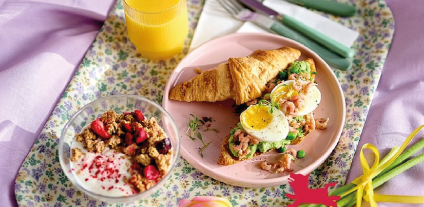  Croissants grillés au guacamole de petits pois, œufs mollets et crevettes grises