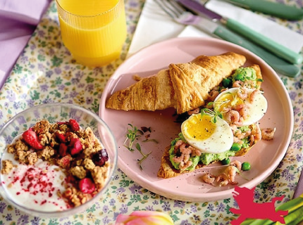  Croissants grillés au guacamole de petits pois, œufs mollets et crevettes grises