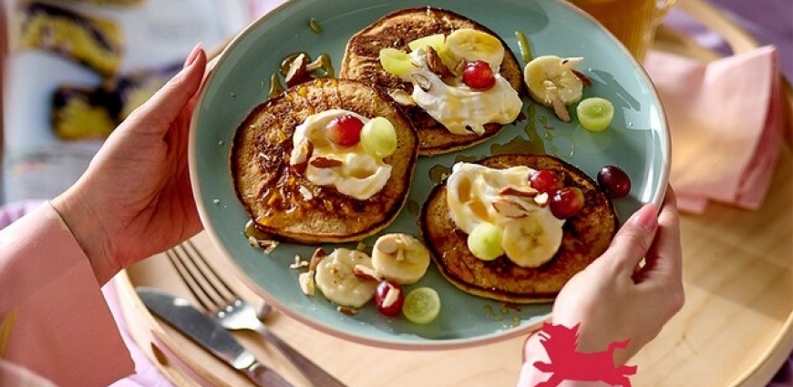  Pancakes aux amandes, petit-suisse et miel