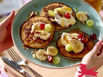  Pancakes aux amandes, petit-suisse et miel