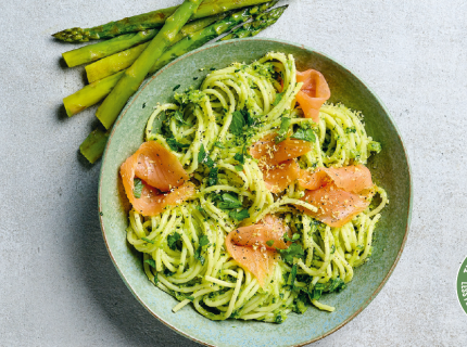 Spaghetti au pesto d’asperges vertes, citron et saumon fumé