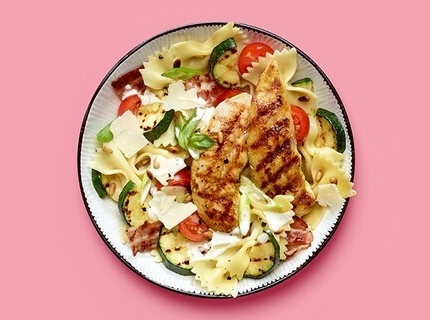 Salade de pâtes au poulet, lardons et tomates