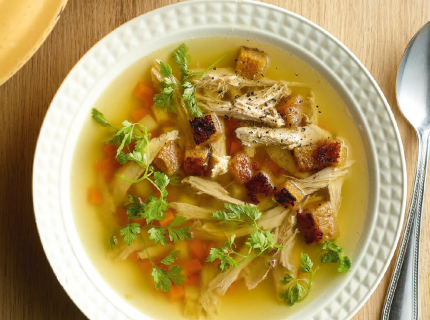 Bouillon clair au faisan, petits légumes et croûtons de pain d’épices