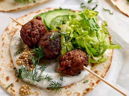 Tortillas aux boulettes veggie, sauce au skyr et pickles de graines de moutarde