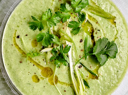 Soupe froide aux concombres et aux courgettes