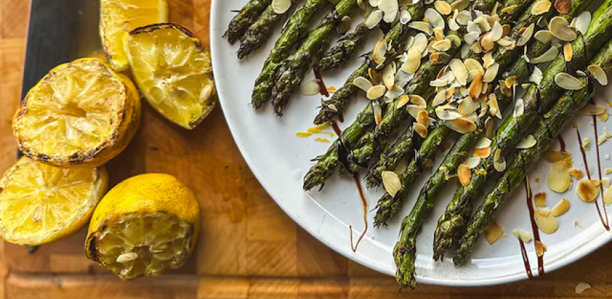 Asperges vertes grillées au citron et aux amandes effilées