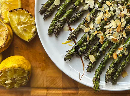 Asperges vertes grillées au citron et aux amandes effilées