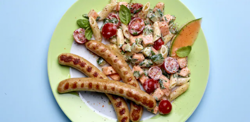 Chipolatas de poulet et salade de pâtes au melon
