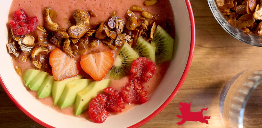Smoothie bowl aux fruits frais et granola de noix