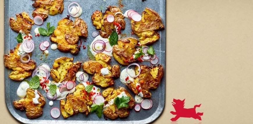 Roasted smashed potatoes, sauce au yaourt et crudités