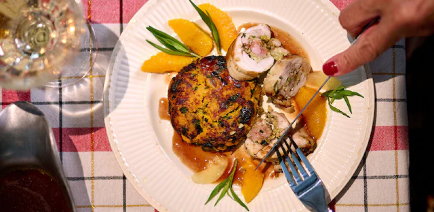 Volaille farcie, sauce à l'orange et galettes de patates douces