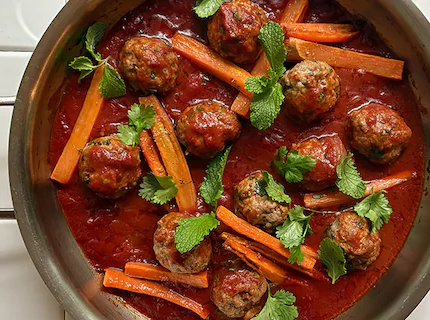 Tajine de kefta aux légumes grillés et à la menthe
