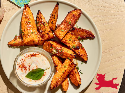 Wedges de patates douces laqués, sauce au yaourt