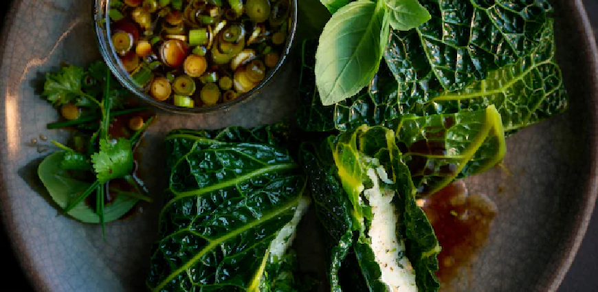 Feuilles de chou farcies au poisson et aux herbes fraîches