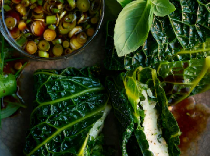 Feuilles de chou farcies au poisson et aux herbes fraîches