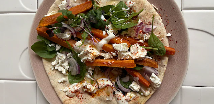 Durum aux frites de légumes grillées, feta, épinards et sauce yaourt