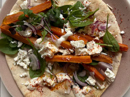 Durum aux frites de légumes grillées, feta, épinards et sauce yaourt