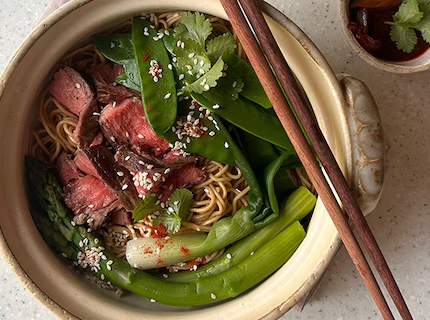 Nouilles sautées au bœuf, légumes croquants et sauce aigre-douce