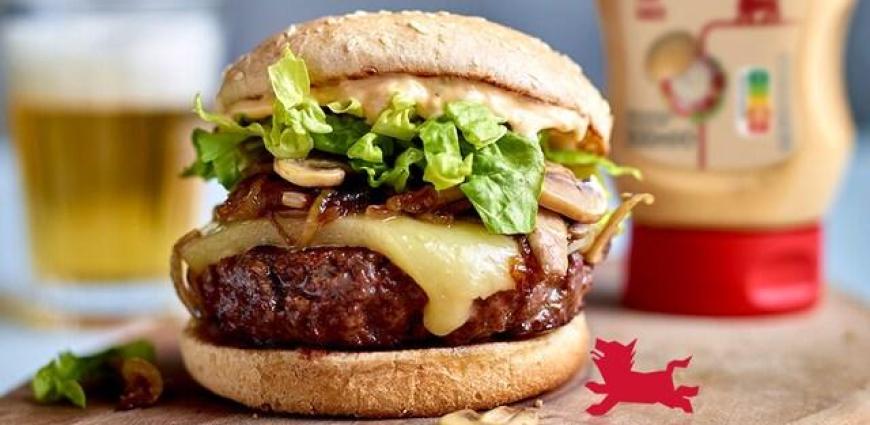 Burgers au confit d’oignons, fromage à raclette et champignons