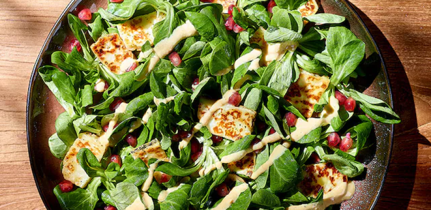 Salade à l'halloumi et à la grenade, sauce aux cacahuètes
