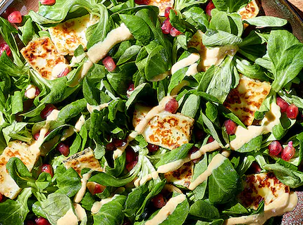 Salade à l'halloumi et à la grenade, sauce aux cacahuètes