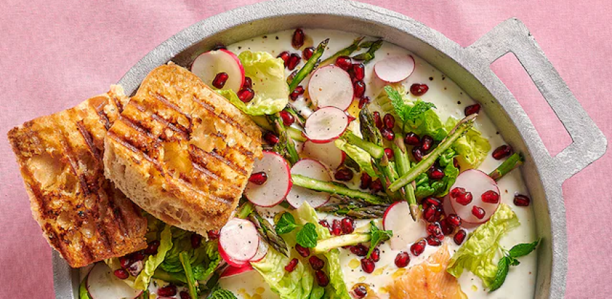 Filets de truite fumés maison, salade croquante et sauce au yaourt