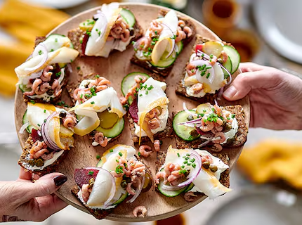 Smörrebröd au flétan fumé et aux crevettes grises