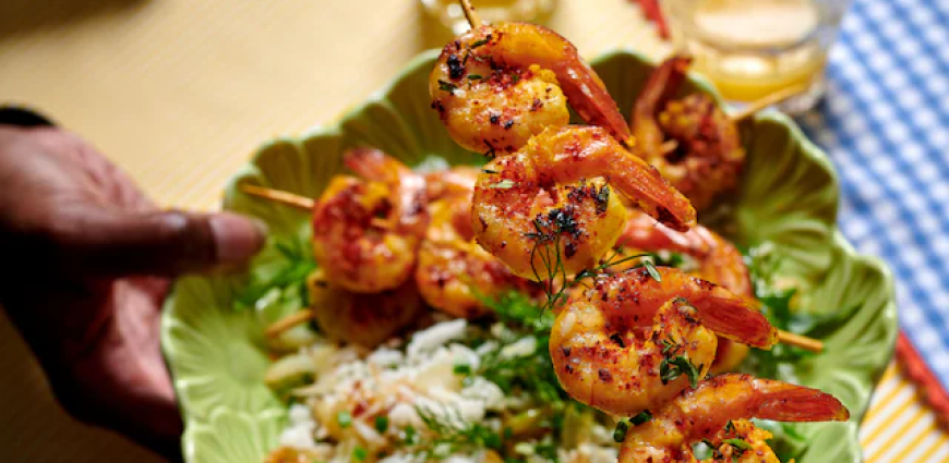 Brochettes de scampis et salade de riz aux herbes