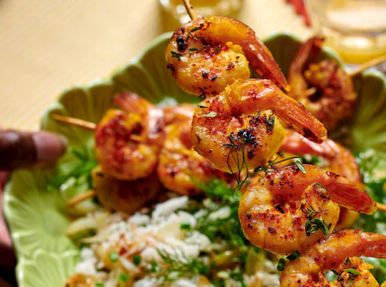 Brochettes de scampis et salade de riz aux herbes