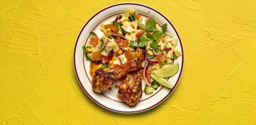 Pilons de poulet au paprika et salade de pâtes tex-mex 
