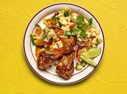 Pilons de poulet au paprika et salade de pâtes tex-mex 