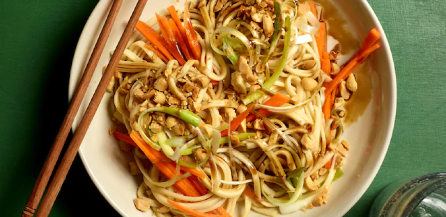 Salade de nouilles aux carottes, oignons jeunes et cacahuètes