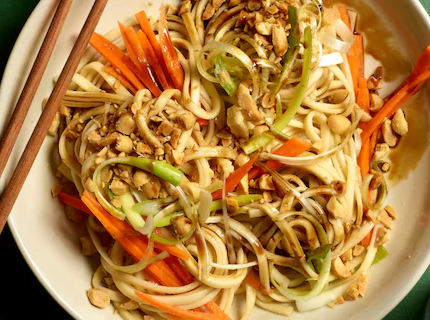 Salade de nouilles aux carottes, oignons jeunes et cacahuètes