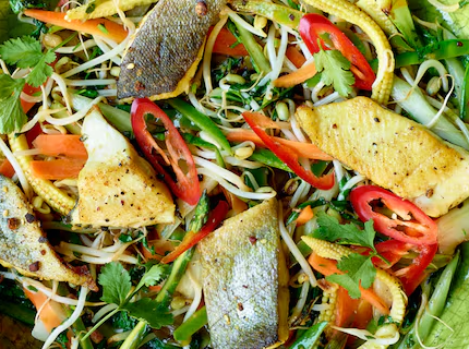 Wok de truite ‬‬‬‬‭et légumes épicés