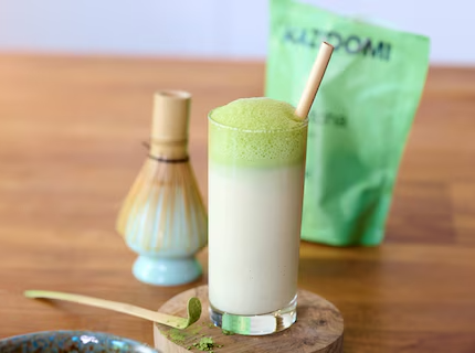 Lait au riz au matcha et à la vanille