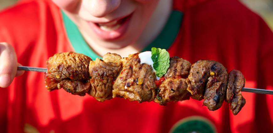 Brochettes d’agneau, poivrons grillés et sauce yaourt