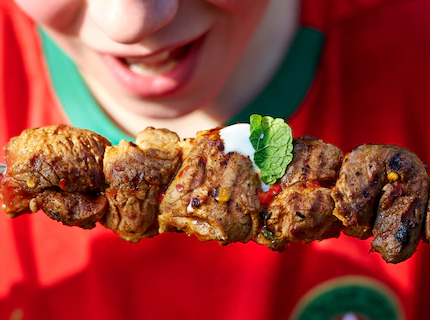Brochettes d’agneau, poivrons grillés et sauce yaourt