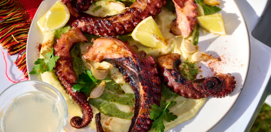 Poulpe grillé et crème de pommes de terre à l’ail confit