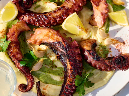 Poulpe grillé et crème de pommes de terre à l’ail confit