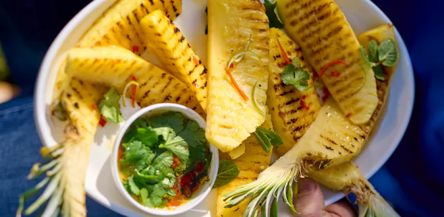 Ananas grillé aux herbes et au piment