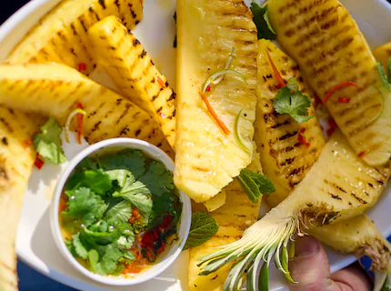 Ananas grillé aux herbes et au piment